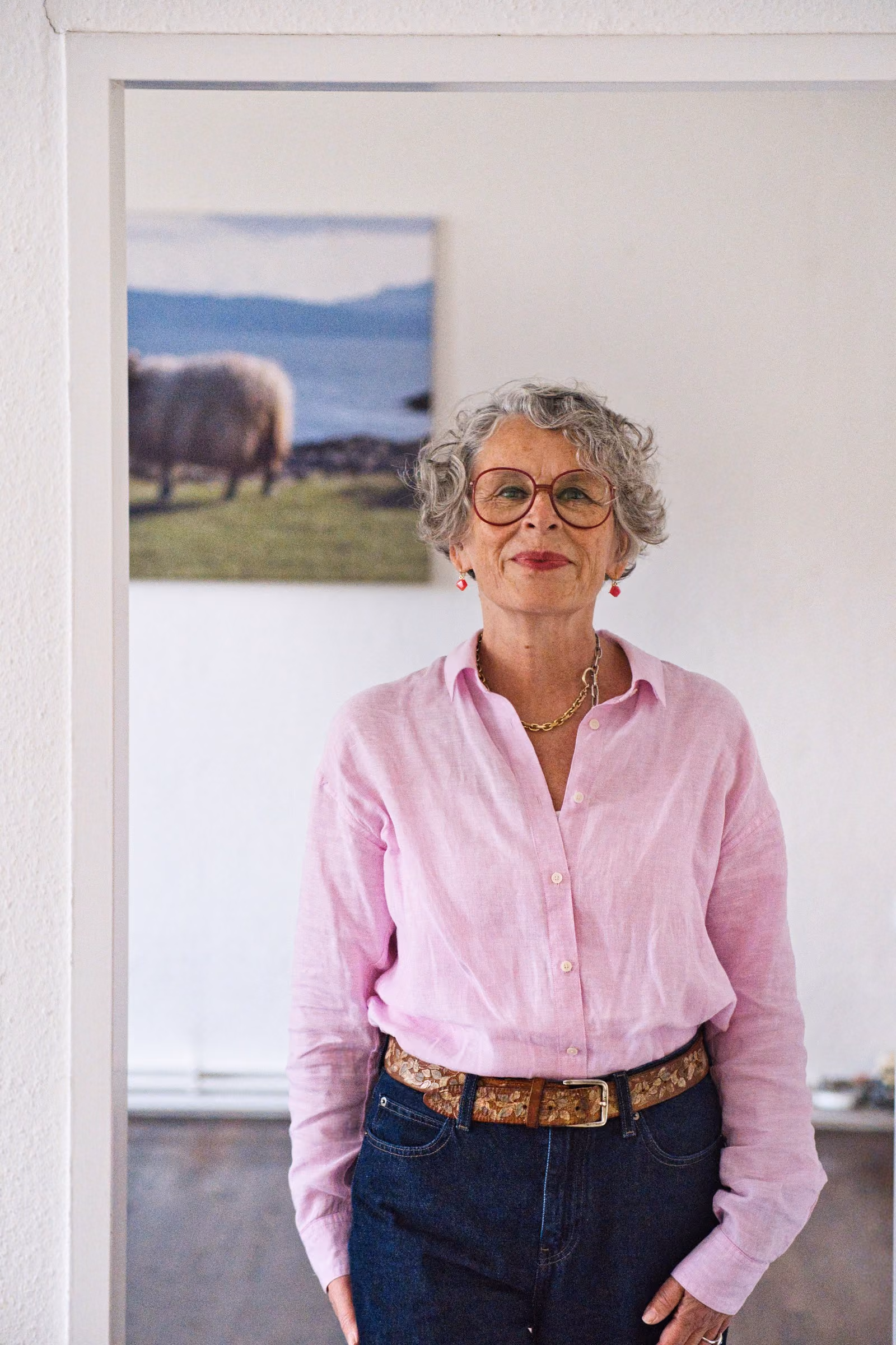 Dr. med. Veronika Buchal im Türrahmen, an der Wand das Schaf