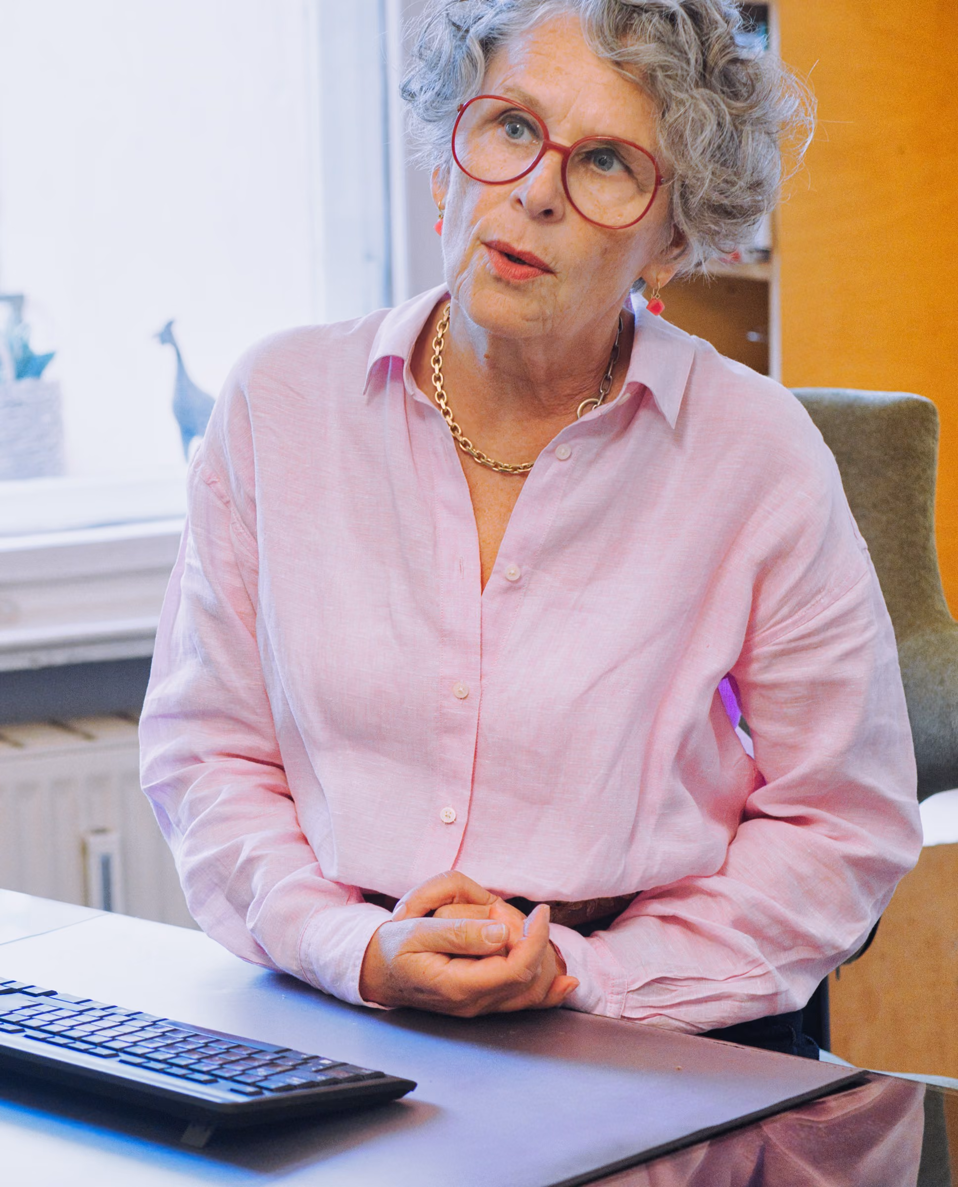 Dr. med. Veronika Buchal im Gespräch am Schreibtisch