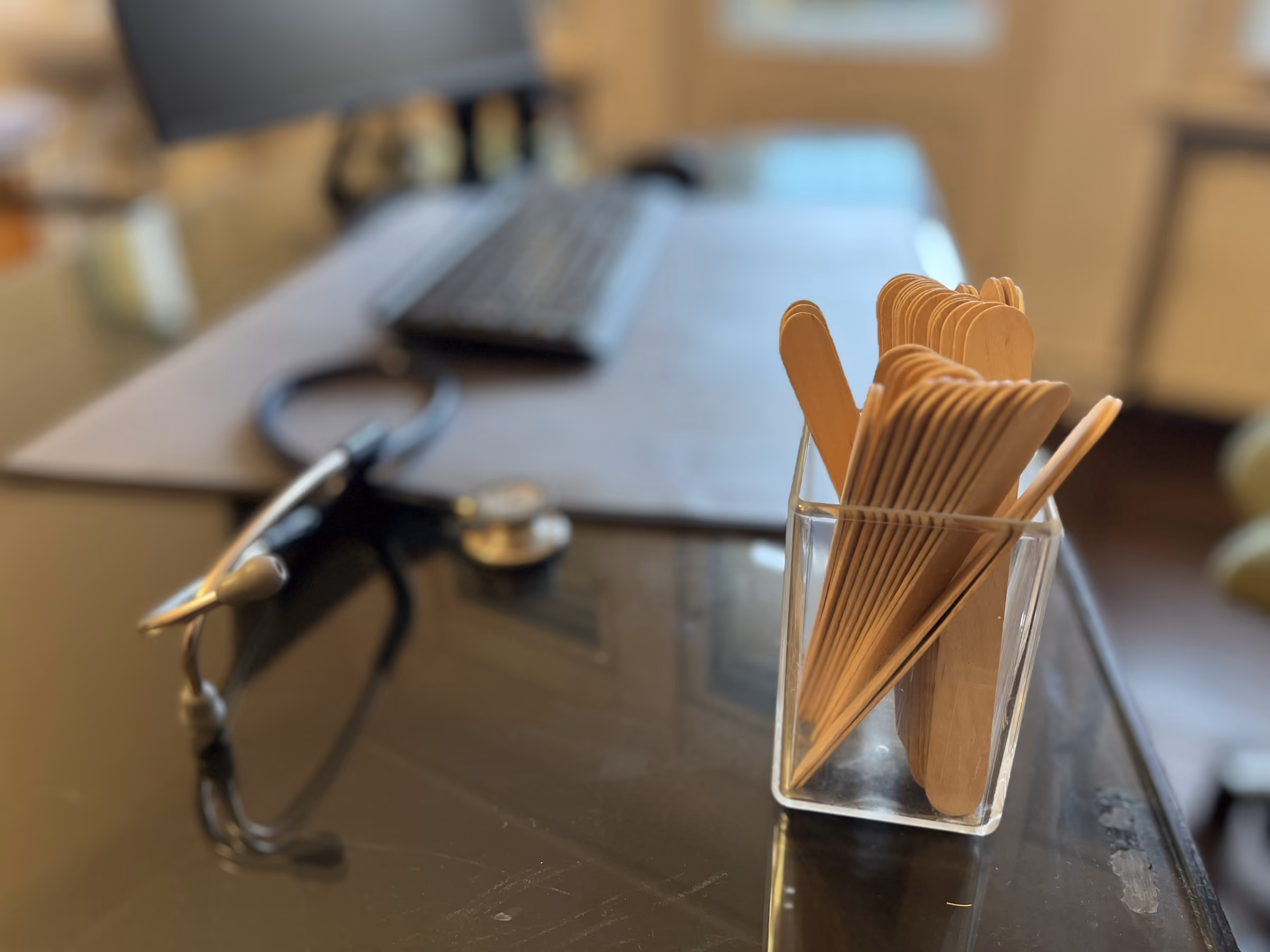 Holzspatel in einem Glas auf dem Schreibtisch