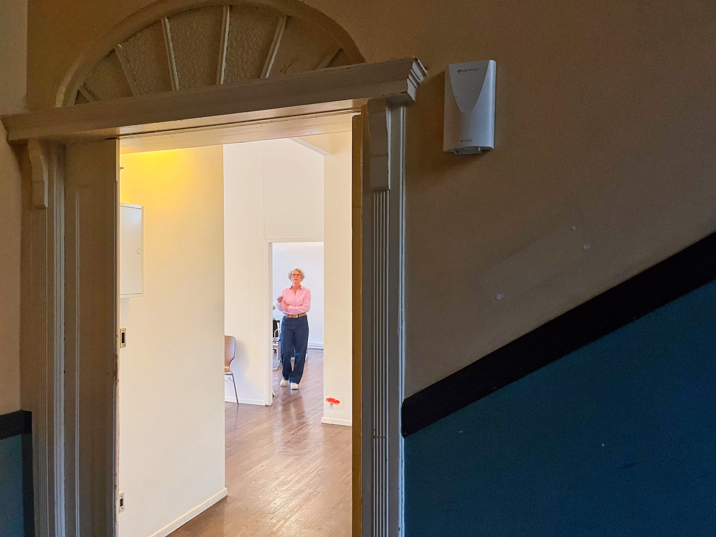 Der Hauseingang mit Praxisschild